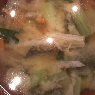 小松菜と大根とにんじんと昆布とえのきの味噌汁